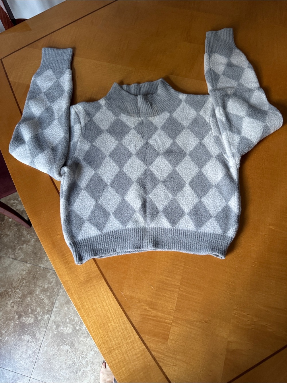 Cocovive Light Gray Argyle Mock Neck Cropped Sweater size l